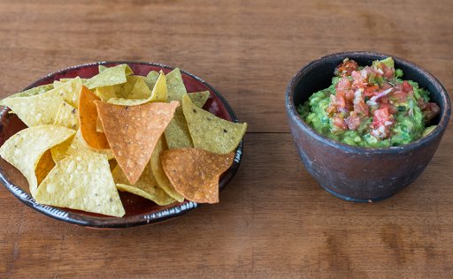 Guacamole et chips de maïs